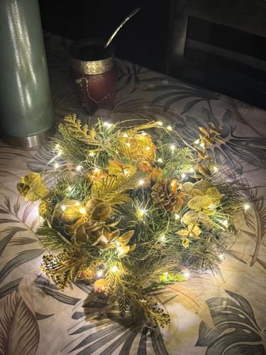 Infinit Home Duplex entero في ترماس دي ريو هوندو: إكليل عيد الميلاد مع الأضواء على الطاولة