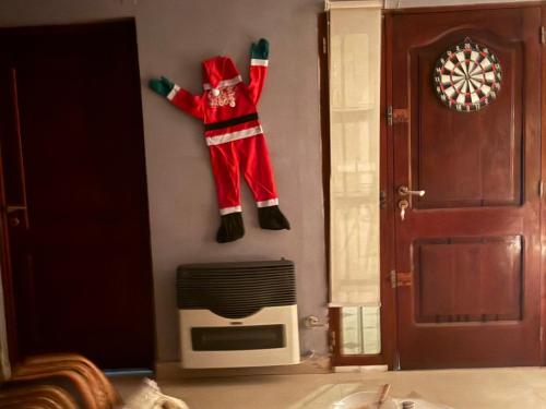 Infinit Home Duplex entero في ترماس دي ريو هوندو: بابا نويل معلق على الحائط بجوار التلفاز