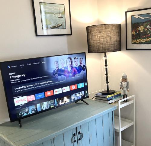 ブリスベンにあるFamily and pet friendly home in Brisbaneの薄型テレビ(キャビネットの上に設置)