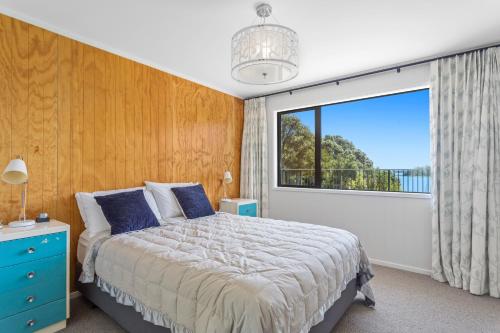 Postel nebo postele na pokoji v ubytování Hihi O Te Ra - Waterfront Waiotahe Holiday Home