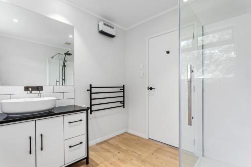 Koupelna v ubytování Hihi O Te Ra - Waterfront Waiotahe Holiday Home