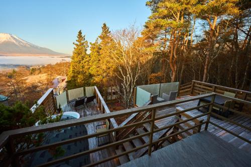 a balcony with chairs and a view of a mountain at プライベートリゾート星池 in Yamanakako