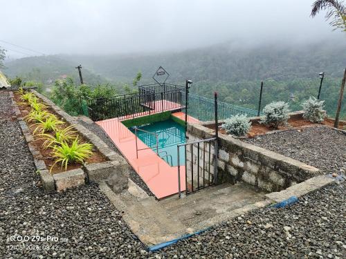 Piscina en o cerca de Thazhvaram Pool Villa Idukki Calvary Mount