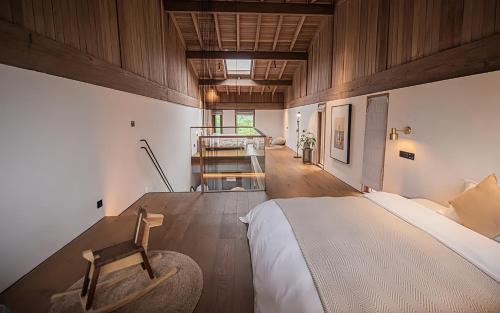 Ένα ή περισσότερα κρεβάτια σε δωμάτιο στο Zhangjiajie Peak Secret by the Garden-English Service-Free pick up-Vista Sanctum