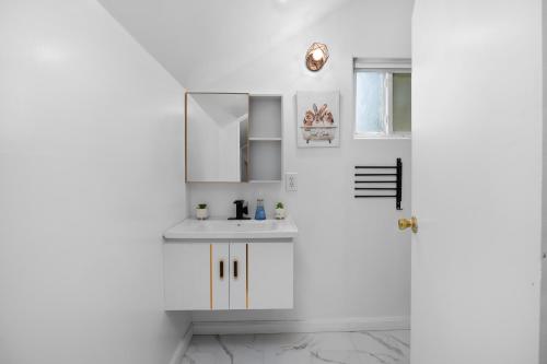 Кухня или мини-кухня в Pasadena Charming Vacation Home with Hot Jacuzzi
