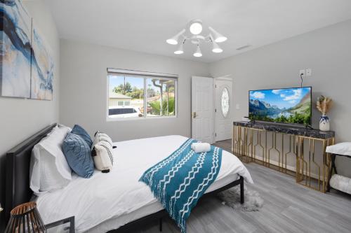 Кровать или кровати в номере Pasadena Charming Vacation Home with Hot Jacuzzi