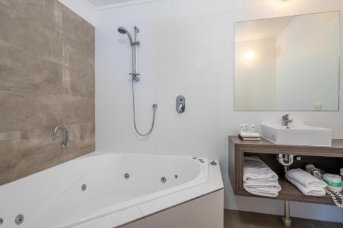 Phòng tắm tại Corrigans Beach Escape 1 Bedroom Apartment