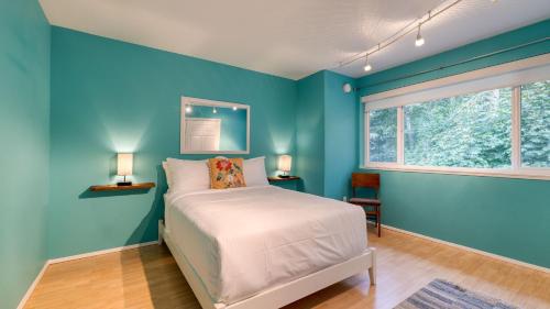 Ένα ή περισσότερα κρεβάτια σε δωμάτιο στο Forest Front Home w Fire Pit Mins to Beaches Wineries Trails Cedarview Retreat by AvantStay