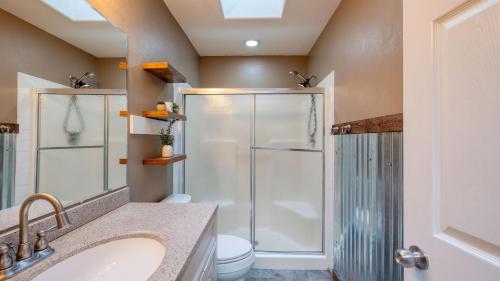 Ένα μπάνιο στο Forest Front Home w Fire Pit Mins to Beaches Wineries Trails Cedarview Retreat by AvantStay