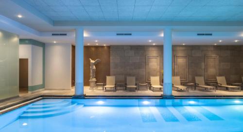 Πισίνα στο ή κοντά στο Sunset Paradise Tomorrwland hotel transport at hillit