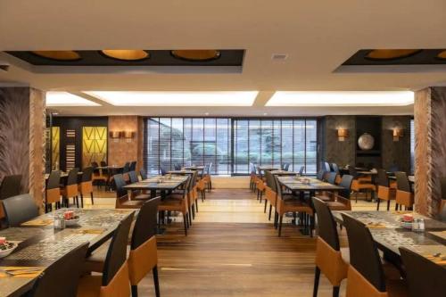 Εστιατόριο ή άλλο μέρος για φαγητό στο Sunset Paradise Tomorrwland hotel transport at hillit