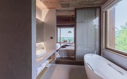 Ένα μπάνιο στο Zhangjiajie Peak Secret by the Garden-English Service-Free pick up-Vista Sanctum