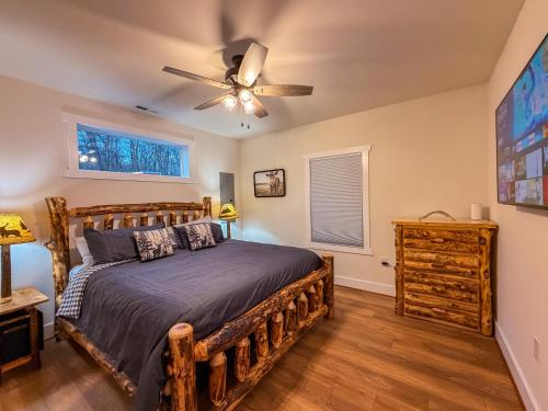 Postel nebo postele na pokoji v ubytování Snaggy Mountain Oasis- 3 bedroom with Hot Tub Near Trails