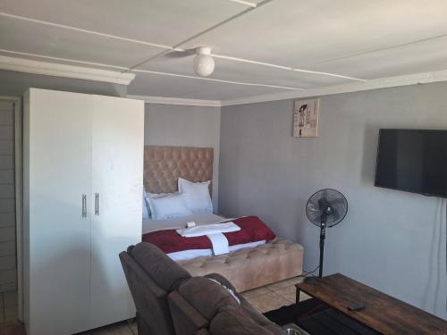 Giường trong phòng chung tại White house apartment