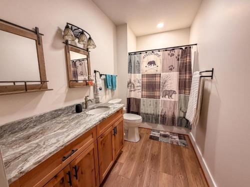 Koupelna v ubytování Snaggy Mountain Oasis- 3 bedroom with Hot Tub Near Trails