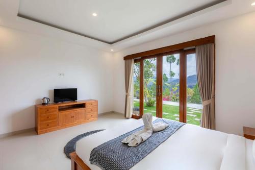 Un pat sau paturi într-o cameră la Sari Sky Bali