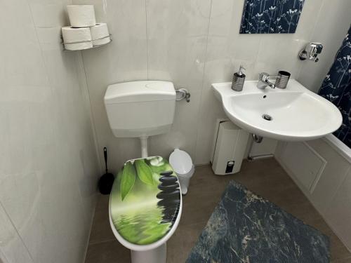 ein kleines Badezimmer mit Toilette und Waschbecken in der Unterkunft Modernes Apartment mit Balkon in Marl