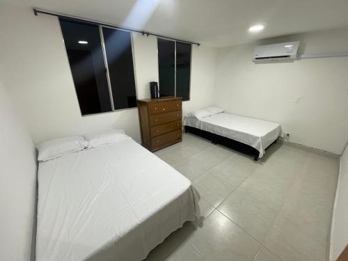 Giường trong phòng chung tại Apartamento amoblado en vía a Minca Santa Marta