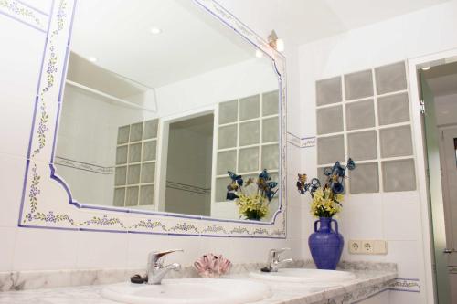 een badkamer met 2 wastafels en een grote spiegel bij La Casa del Solaz in Anaya