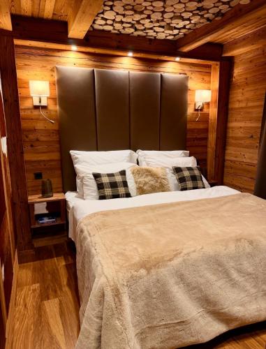 Ένα ή περισσότερα κρεβάτια σε δωμάτιο στο Apartmán Líška s výhľadom na Vysoké Tatry a súkromnou saunou