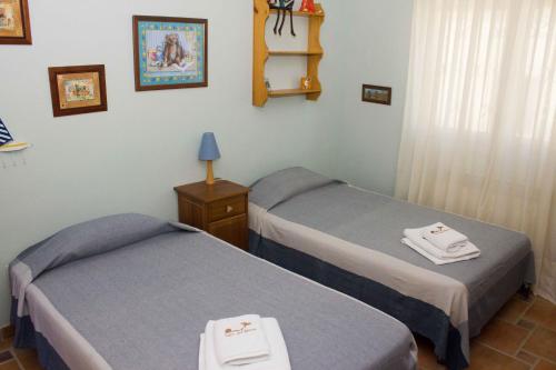 a room with two beds in a room at La Casa del Solaz in Anaya