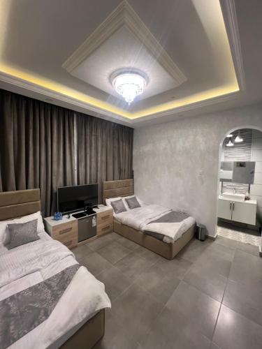 Ένα ή περισσότερα κρεβάτια σε δωμάτιο στο Al Hamra Sky Stay