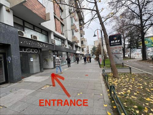 una freccia arancione su un marciapiede in una città di Times Square Studio a Skopje