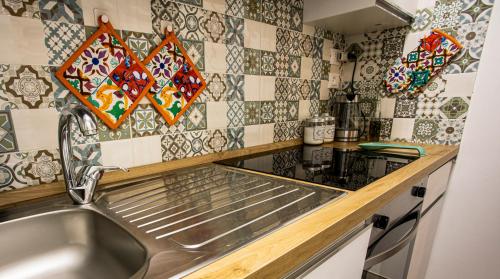 Køkken eller tekøkken på Lambrusco Apartment Monolocale vicino al Centro di Modena Università e Policlinico