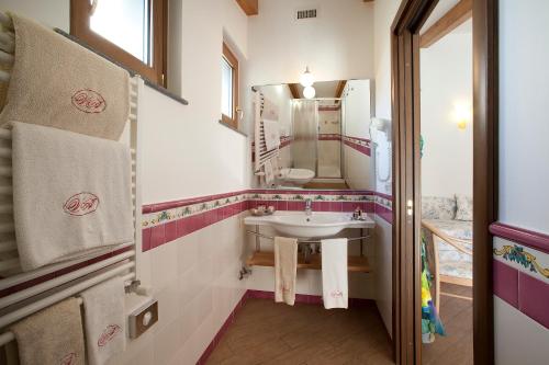 une salle de bain avec un lavabo et un miroir dans l'établissement Angiolina Relais, à Sorrente