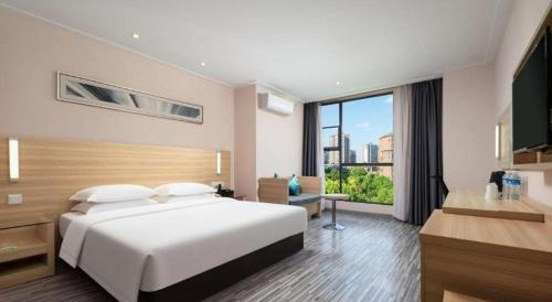 Ένα ή περισσότερα κρεβάτια σε δωμάτιο στο City Comfort Inn Wuhan Panlongcheng Baishang Shopping Center