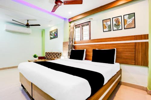 Giường trong phòng chung tại Super Hotel O Rajahmundry Central Railway Station Formerly Sanjeevi Residency