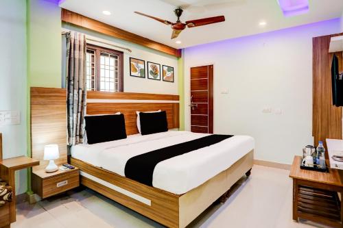 Giường trong phòng chung tại Super Hotel O Rajahmundry Central Railway Station Formerly Sanjeevi Residency