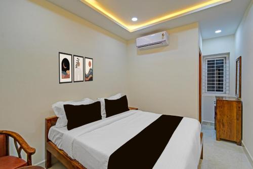 Postel nebo postele na pokoji v ubytování Collection O Hyderabad Central University