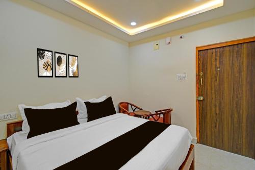 Postel nebo postele na pokoji v ubytování Collection O Hyderabad Central University