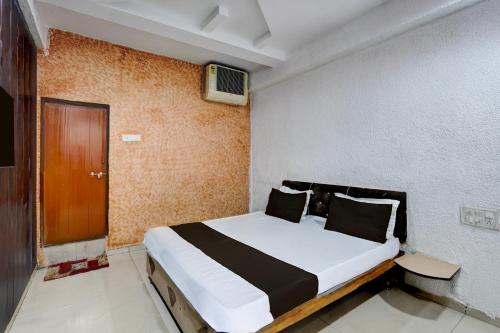 a bedroom with a bed in a room at Collection O Lokmanya Nagar Metro Station Formerly Hotel Siddhivinayak in Rāipur