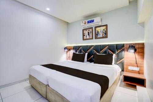 Ένα ή περισσότερα κρεβάτια σε δωμάτιο στο Townhouse Vadodara Railway Junction Formerly Hotel Unique