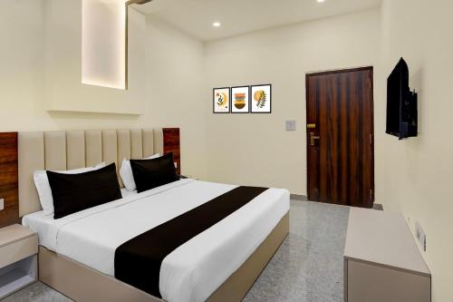 Una cama o camas en una habitación de Townhouse Subharti University Meerut Formerly Hotel Celebration