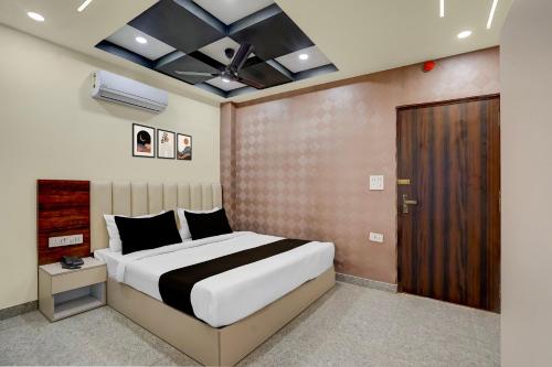 Una cama o camas en una habitación de Townhouse Subharti University Meerut Formerly Hotel Celebration