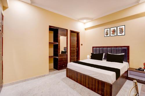 Un dormitorio con una cama grande en una habitación. en Collection O High Court Lucknow, en Vibhuti Khand