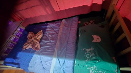 Ένα ή περισσότερα κρεβάτια σε δωμάτιο στο Sunny house hostel