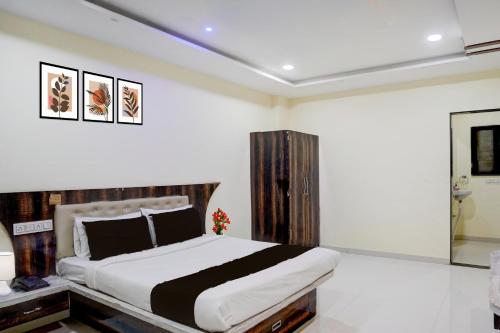 Collection O Daulatabad Fort Aurangabad Formerly JVS Park Inn في Daulatābād: غرفة نوم بها سرير كبير في الغرفة