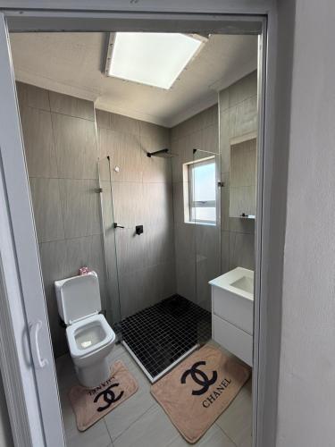 Un baño pequeño con inodoro y lavabo. en Unit 32 Ongwe, en Swakopmund