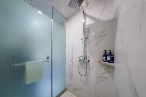 eine Dusche mit Glastür im Badezimmer in der Unterkunft Starway Hotel Chongqing Nanbin Road Riverview in Chongqing