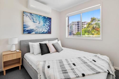 Ashton 1 في ماروتشيدور: غرفة نوم بها سرير ونافذة