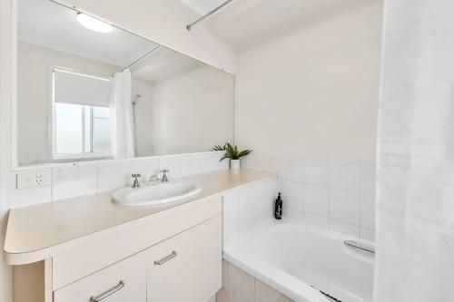 Ashton 1 في ماروتشيدور: حمام أبيض مع حوض وحوض استحمام