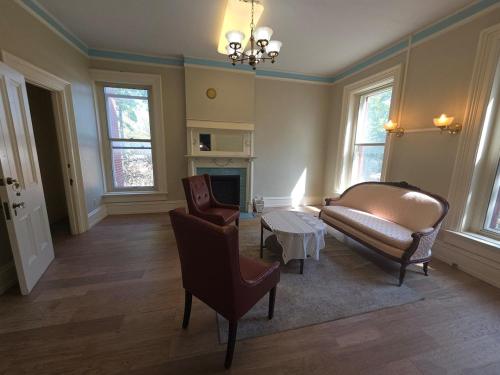 Χώρος καθιστικού στο The Keet House - Historic 5 bed Heart of Downtown