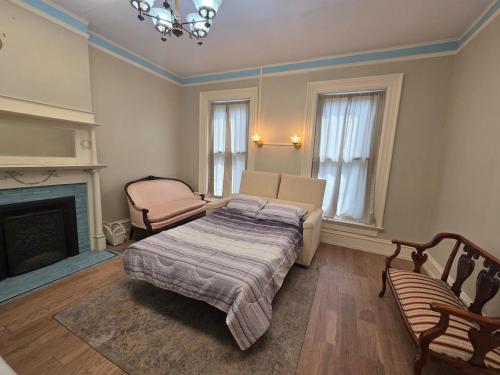 Ένα ή περισσότερα κρεβάτια σε δωμάτιο στο The Keet House - Historic 5 bed Heart of Downtown