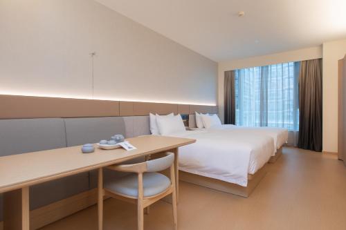 Giường trong phòng chung tại Ji Hotel Wuhan Wuhuan Sports Center