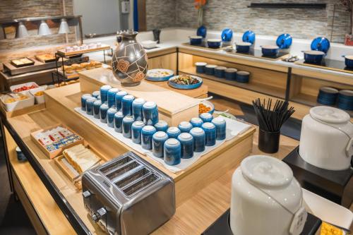 een buffet met veel eten en drinken bij Starway Hotel Chongqing Nanbin Road Riverview in Chongqing