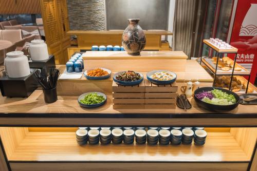 een buffet met kommen eten op tafel bij Starway Hotel Chongqing Nanbin Road Riverview in Chongqing